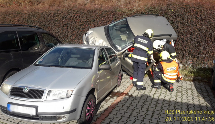 Senior (84) se zřítil na parkovišti z několikametrového srázu na jiný vůz