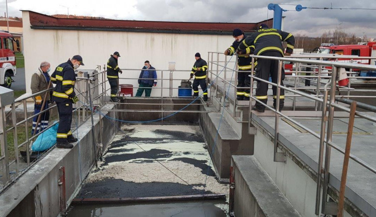 Hasiči likvidují v čističce únik ropných látek