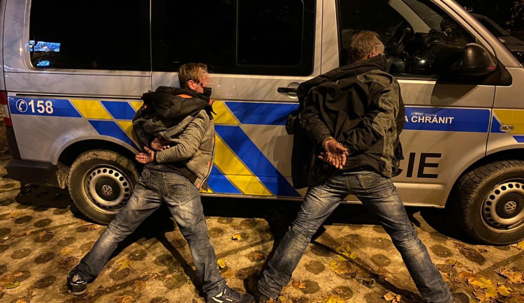 Dvojice cizinců krátce po zadržení