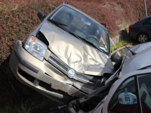Známe důvody kuriózní nehody z Tachova, senior (84) nezvládl řízení vozu, který si nechal roztlačit