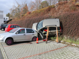 Známe důvody kuriózní nehody z Tachova, senior (84) nezvládl řízení vozu, který si nechal roztlačit