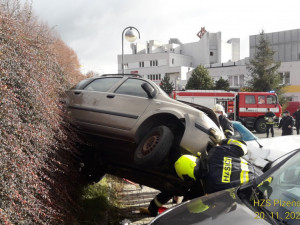 Známe důvody kuriózní nehody z Tachova, senior (84) nezvládl řízení vozu, který si nechal roztlačit