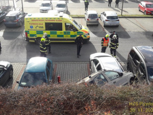 Známe důvody kuriózní nehody z Tachova, senior (84) nezvládl řízení vozu, který si nechal roztlačit