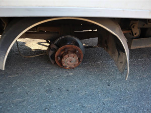 Řidiči náklaďáku za jízdy upadlo kolo a skončilo v potoce