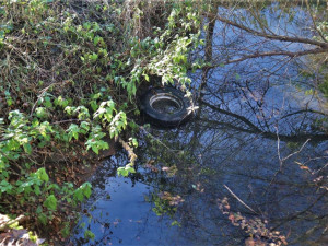 Řidiči náklaďáku za jízdy upadlo kolo a skončilo v potoce