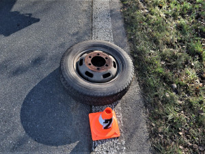 Řidiči náklaďáku za jízdy upadlo kolo a skončilo v potoce