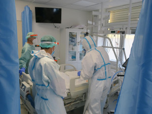 Do večera v ČR přibylo 895 nových pozitivních testů na covid, ubývá i hospitalizovaných