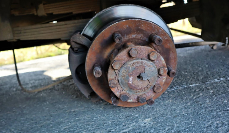 Řidiči náklaďáku za jízdy upadlo kolo a skončilo v potoce