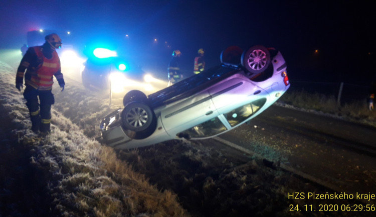 Pozor na kluzké vozovky, od rána vyjíždějí hasiči k množství nehod. Nejhorší situace je na I/20 na severním Plzeňsku