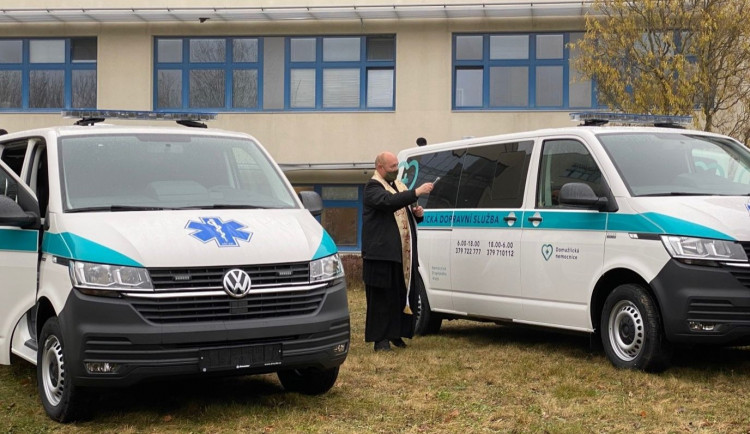 Tři nové sanitky převzala dnes do užívání Domažlická nemocnice