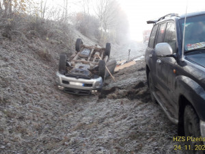 Pozor na kluzké vozovky, od rána vyjíždějí hasiči k množství nehod. Nejhorší situace jen na I/20 na severním Plzeňsku