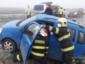 Pozor na kluzké vozovky, od rána vyjíždějí hasiči k množství nehod. Nejhorší situace je na I/20 na severním Plzeňsku