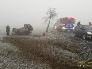 Pozor na kluzké vozovky, od rána vyjíždějí hasiči k množství nehod. Nejhorší situace je na I/20 na severním Plzeňsku