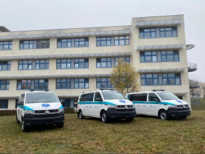 Tři nové sanitky převzala dnes do užívání Domažlická nemocnice