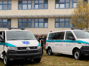 Tři nové sanitky převzala dnes do užívání Domažlická nemocnice