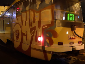 Sprejeři v noci vyzdobili graffiti několik plzeňských tramvají ve smyčce na Skvrňanech