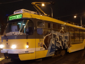 Sprejeři v noci vyzdobili graffiti několik plzeňských tramvají ve smyčce na Skvrňanech