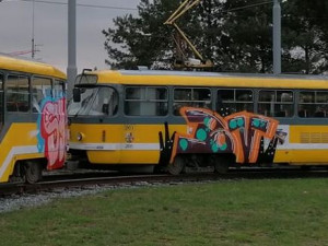 Sprejeři v noci vyzdobili graffiti několik plzeňských tramvají ve smyčce na Skvrňanech
