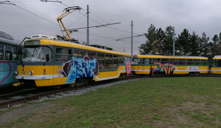 Sprejeři v noci vyzdobili několik plzeňských tramvají