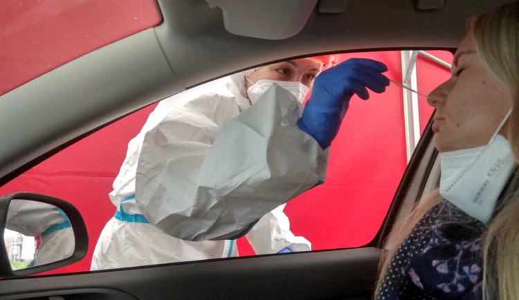 Nových případů covidu i hospitalizací je v Česku méně než před týdnem