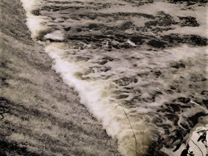 Vodu v řece Klabavě dnes ráno napěnila neznámá látka, na místě zasahovali hasiči