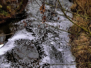 Vodu v řece Klabavě dnes ráno napěnila neznámá látka, na místě zasahovali hasiči