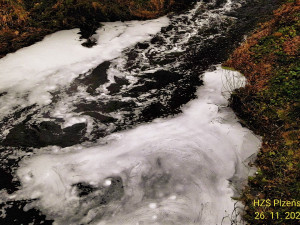 Vodu v řece Klabavě dnes ráno napěnila neznámá látka, na místě zasahovali hasiči