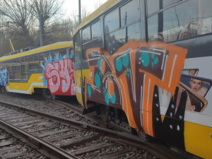 Sprejeři vyzdobili tramvaj ze všech stran