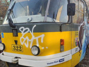 Sprejeři vyzdobili tramvaj ze všech stran