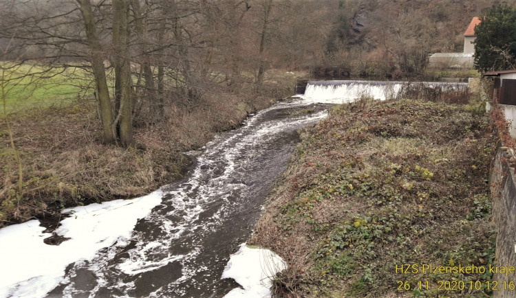 Řeku Klabavu napěnila neznámá látka