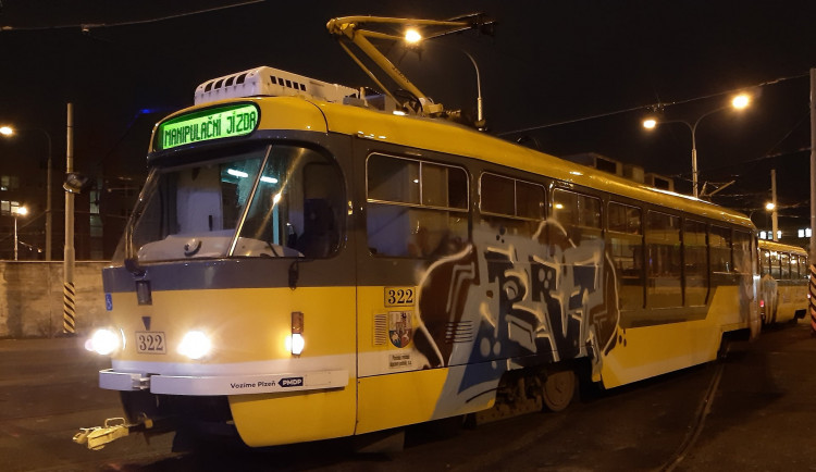Tramvaj vyzdobená graffiti na trať vůbec nejela, ale putovala rovnou do vozovny