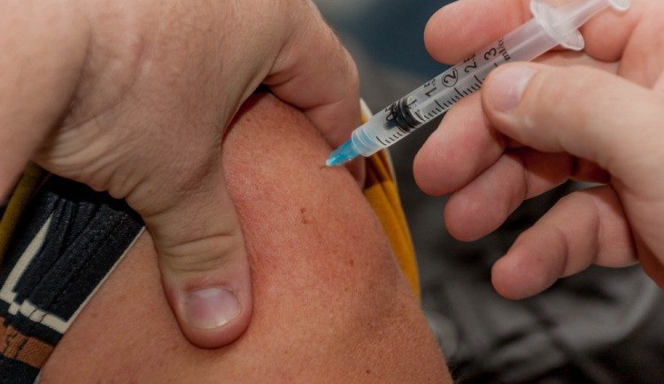 Sociální sítě zaplavila smyšlená zpráva o povinném očkování proti koronaviru