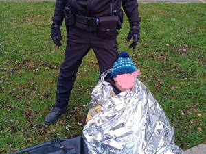 Ženu bez domova zachránili těsně před umrznutím strážníci městské policie