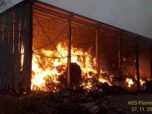 Hasiči likvidují na Tachovsku požár velké skladovací haly, uvnitř hoří balíky sena