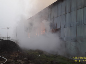 Hasiči likvidují na Tachovsku požár velké skladovací haly, uvnitř hoří balíky sena