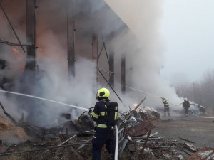 Hasiči likvidují na Tachovsku požár velké skladovací haly, uvnitř hoří balíky sena