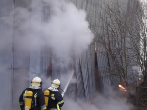 Hasiči likvidují na Tachovsku požár velké skladovací haly, uvnitř hoří balíky sena