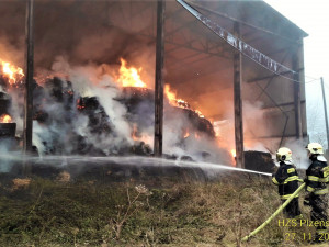 Hasiči likvidují na Tachovsku požár velké skladovací haly, uvnitř hoří balíky sena