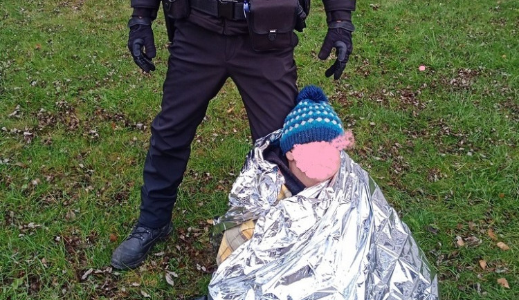 Ženu bez domova zachránili těsně před umrznutím strážníci městské policie