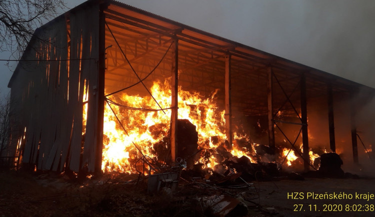 Hasiči likvidují na Tachovsku požár velké skladovací haly, uvnitř hoří balíky sena