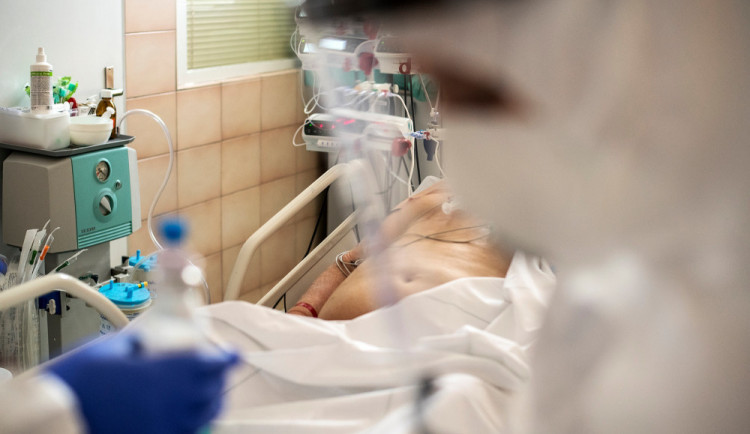 Odpoledne zázračně poklesl počet nemocných s koronavirem oproti údajům z rána