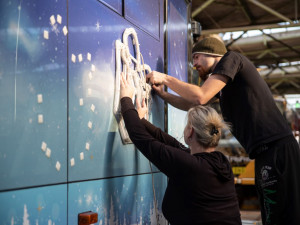 Zdobení vánoční tramvaje