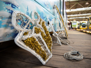 Zdobení vánoční tramvaje