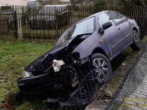 Opilý řidič vletěl s vozem na zahradu rodinného domu, mladý motorista přistál na boku