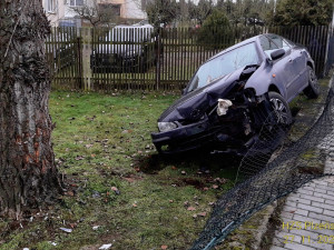 Opilý řidič vletěl s vozem na zahradu rodinného domu, mladý motorista přistál na boku