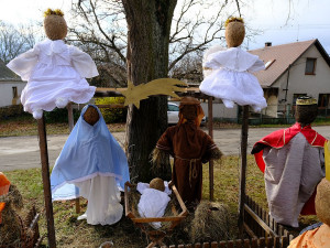 Unikátní betlém s postavami ze sena vyrobili i letos obyvatelé Číčova na Plzeňsku