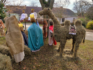 Unikátní betlém s postavami ze sena vyrobili i letos obyvatelé Číčova na Plzeňsku