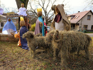 Unikátní betlém s postavami ze sena vyrobili i letos obyvatelé Číčova na Plzeňsku