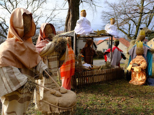 Unikátní betlém s postavami ze sena vyrobili i letos obyvatelé Číčova na Plzeňsku