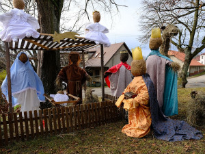 Unikátní betlém s postavami ze sena vyrobili i letos obyvatelé Číčova na Plzeňsku